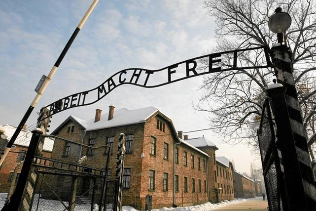 PiS chce karać więzieniem za "polskie obozy śmierci"