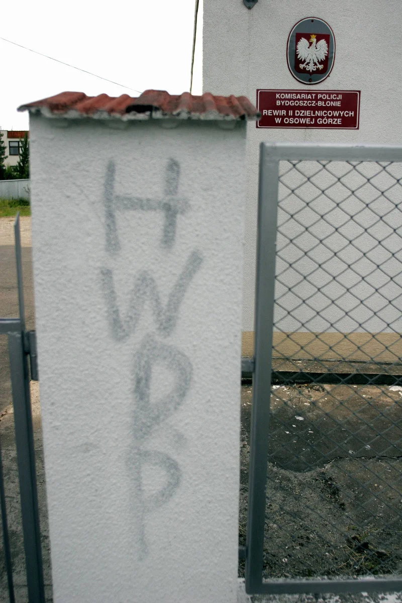 HWDP - częsty wyraz braku akceptacji dla policji w środowiskach młodych ludzi oraz półświatka.