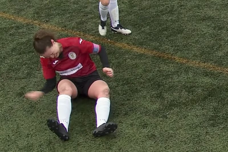 Kapitan zespołu WFC St Mirren własnoręcznie nastawiła sobie kolano.