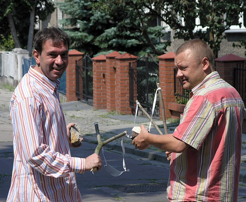 Jerzy Golczuk: "W 2005 roku spotkaliśmy się ponownie pod willą płk. Urantówki. Tym razem nie wybijaliśmy szyb, była to jedynie inscenizacja tamtego wydarzenia. Po lewej Maciek Wojciechowski, 19 IV 1982 aresztowany, a potem skazany przez Sąd Wojskowy".