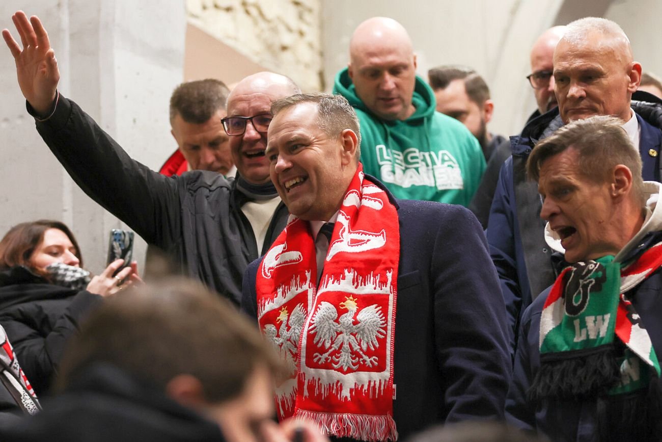 "Raz sierpem, raz młotem" na wiecu Nawrockiego. Co w tym złego? Nie wiem, od czego zacząć... Raz sierpem, raz młotem czerwoną hołotę. Oto co złego jest w tym haśle