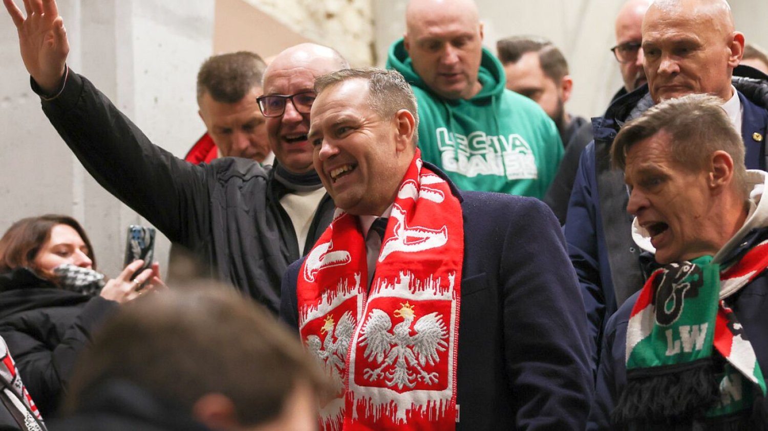 "Raz sierpem, raz młotem" na wiecu Nawrockiego. Co w tym złego? Nie wiem, od czego zacząć... Raz sierpem, raz młotem czerwoną hołotę. Oto co złego jest w tym haśle