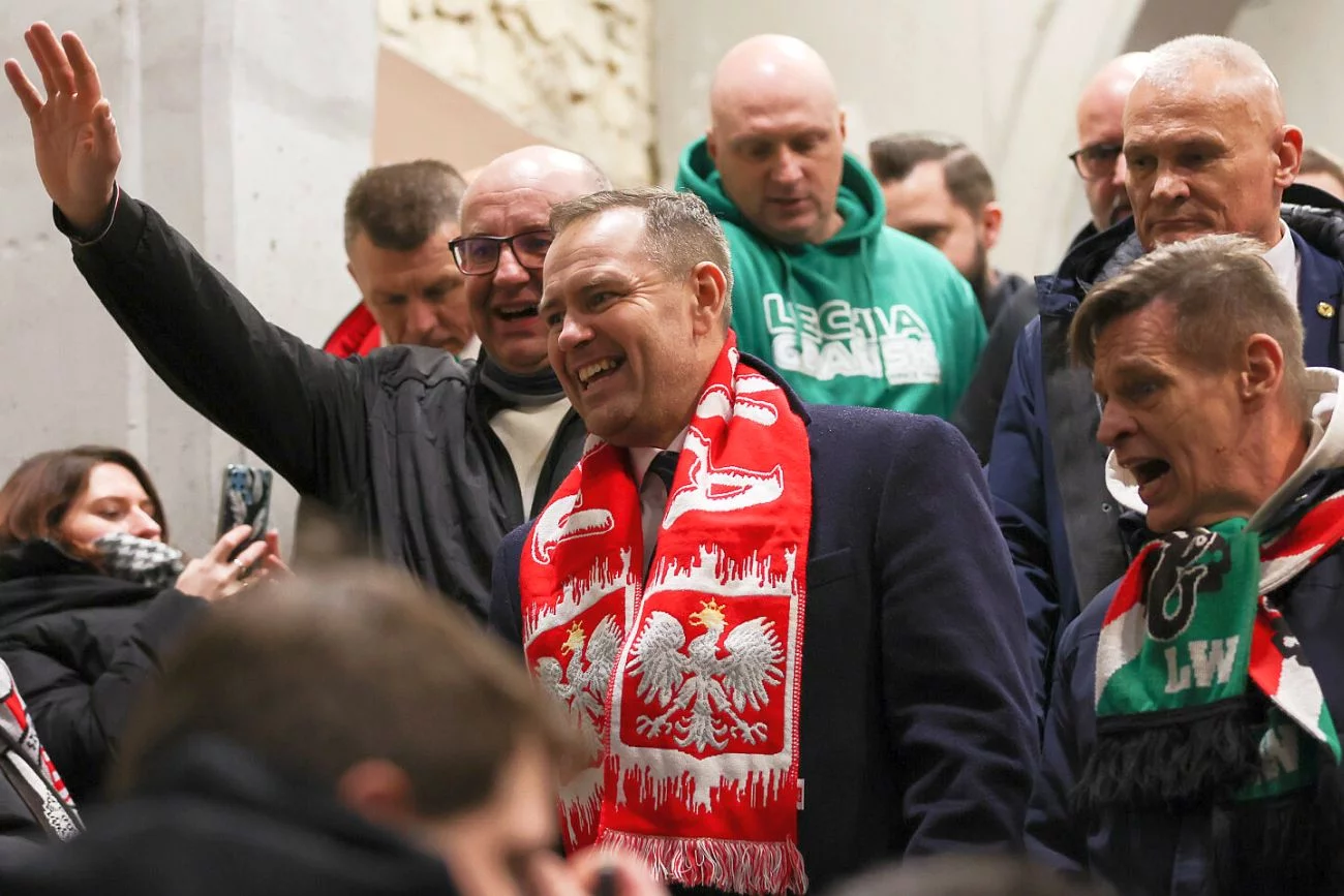 Raz sierpem, raz młotem czerwoną hołotę. Oto co złego jest w tym haśle