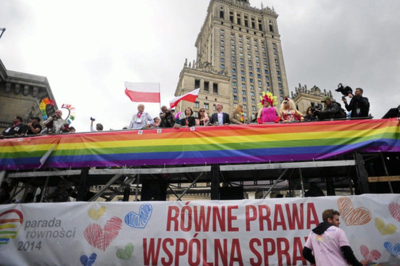 Niepocieszona jest też prawica, bowiem rząd ustawodawca zostawił furtkę, dzięki której można dostać inne zaświadczenie, które też pozwala zawrzeć taki związek.