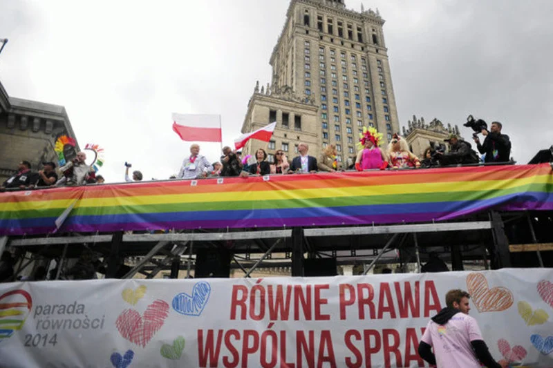 Niepocieszona jest też prawica, bowiem rząd ustawodawca zostawił furtkę, dzięki której można dostać inne zaświadczenie, które też pozwala zawrzeć taki związek.