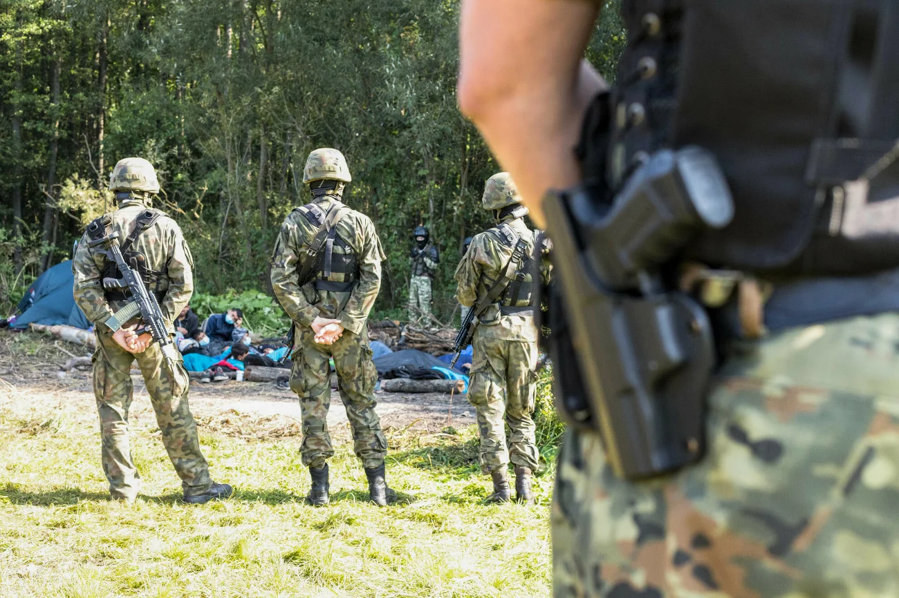 Żołnierze nie dopuszczają nikogo do uchodźców.