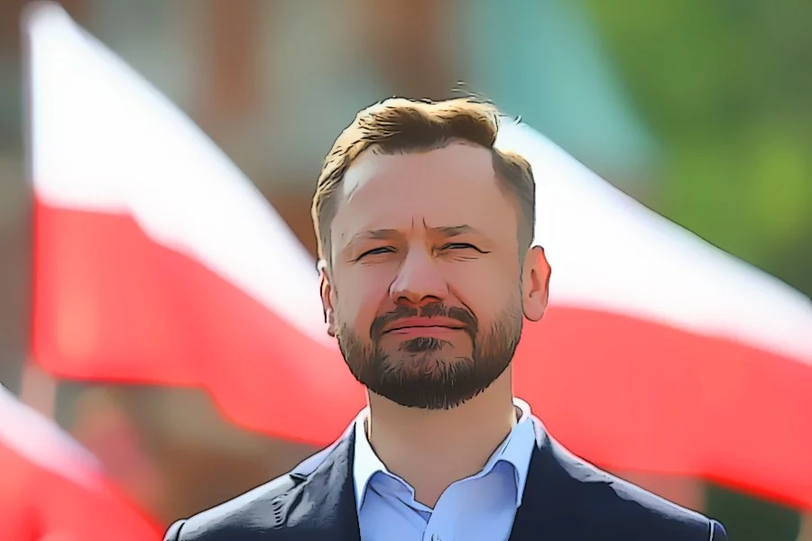 Aleksander Miszalski, prezydent-elekt Krakowa, na tle polskich flag.