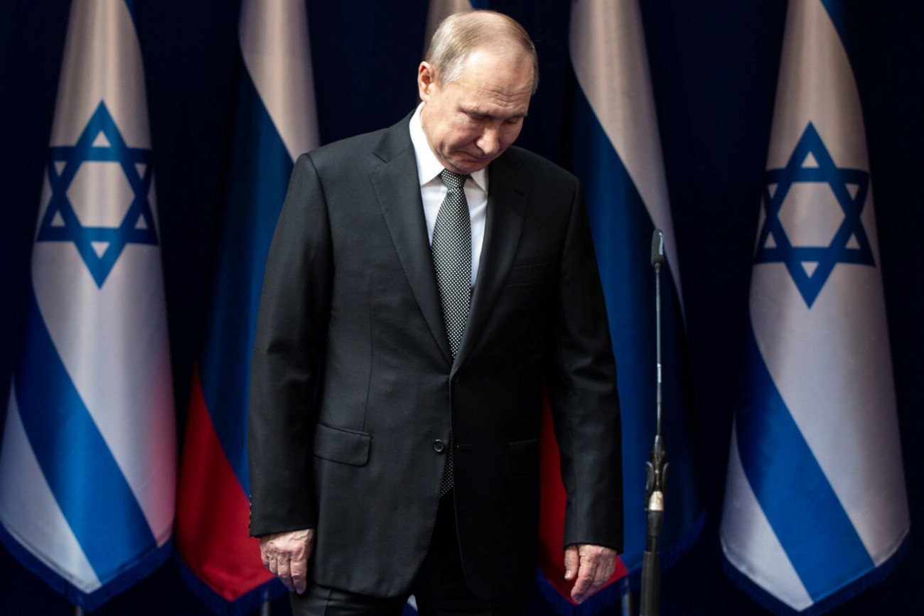 były rabin Moskwy nawołuje Żydów do wyjazdu z Rosji Władimir Putin na tle flag Izraela