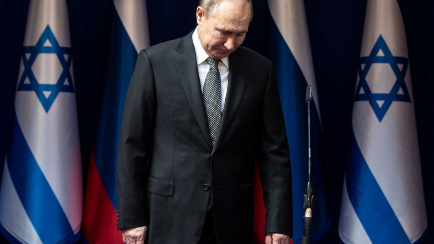 Władimir Putin na tle flag Izraela