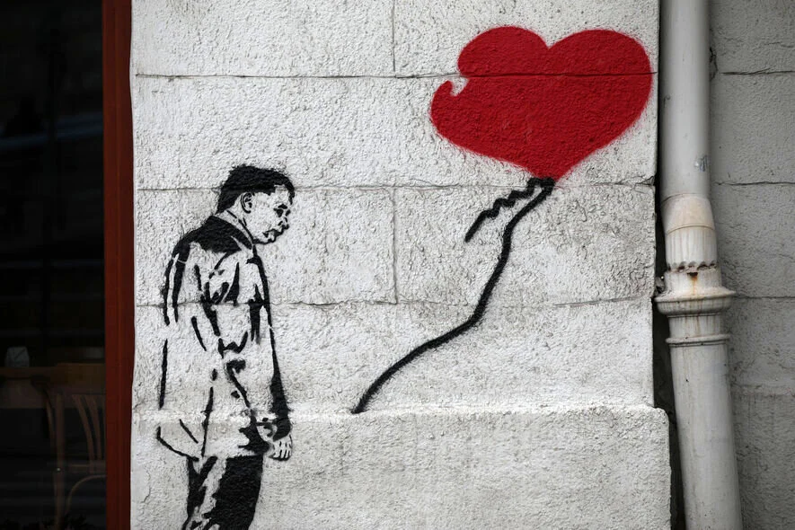 Jarosław Kaczyński na muralu a'la Banksy w Krakowie.
