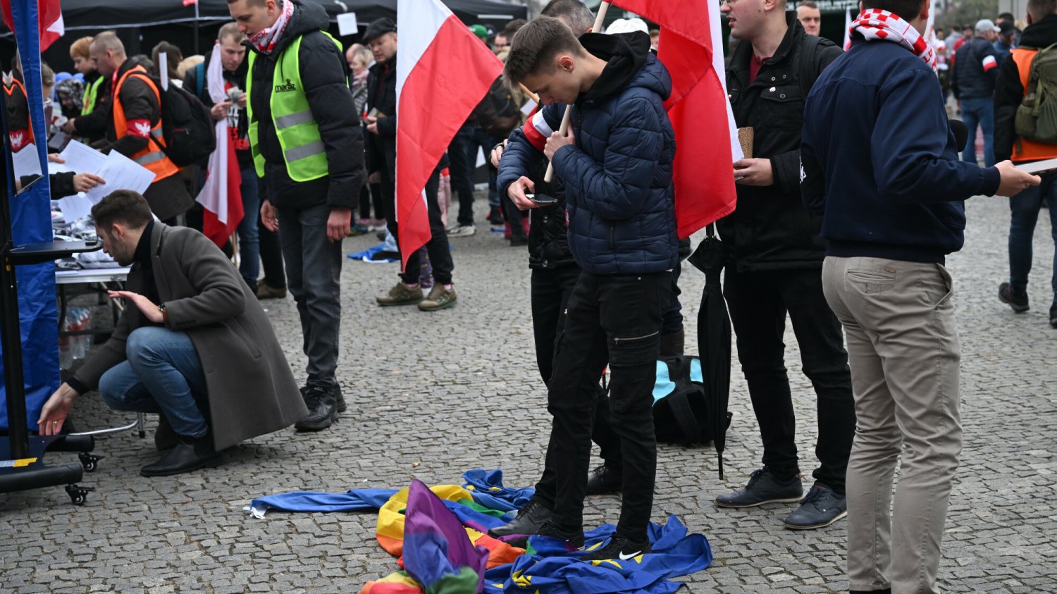 Na Marszu Niepodległości podeptano flagę Unii Europejskiej.
