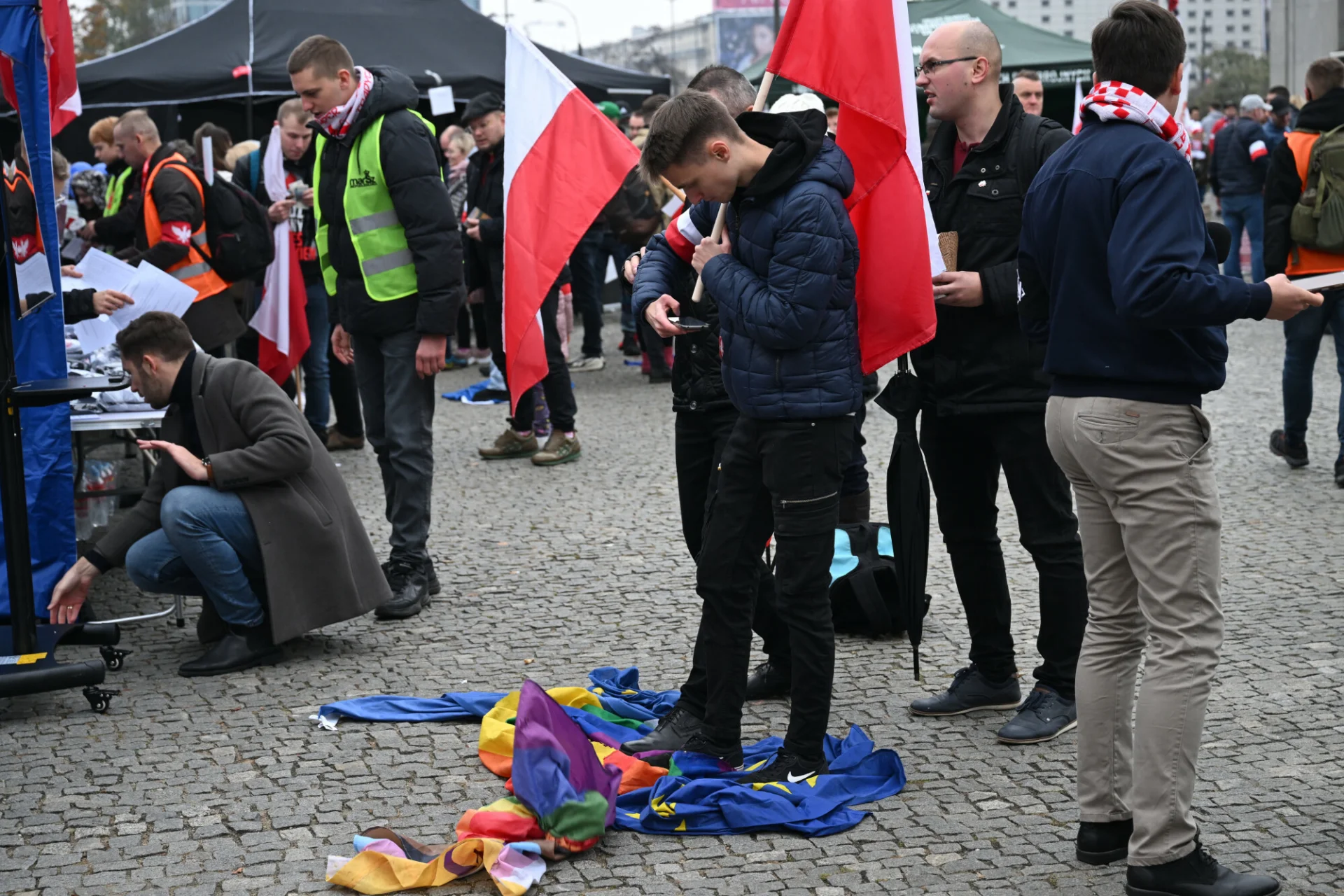 Na Marszu Niepodległości podeptano flagę Unii Europejskiej.