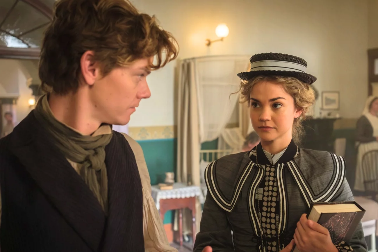 Thomas Brodie-Sangster i Maia Mitchell w serialu "Spryciarz"