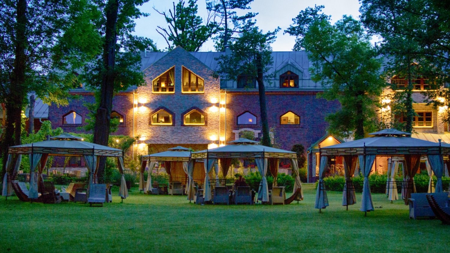 Manor House SPA-Pałac Odrowążów w Chlewiskach to mazowiecki kompleks hotelowy nazywany Polskim Centrum Biowitalności, głównie za sprawą działającego tu Biowitalnego SPA, w których można poddać się zabiegom pielęgnacyjnym, relaksacyjnym i energetycznym.