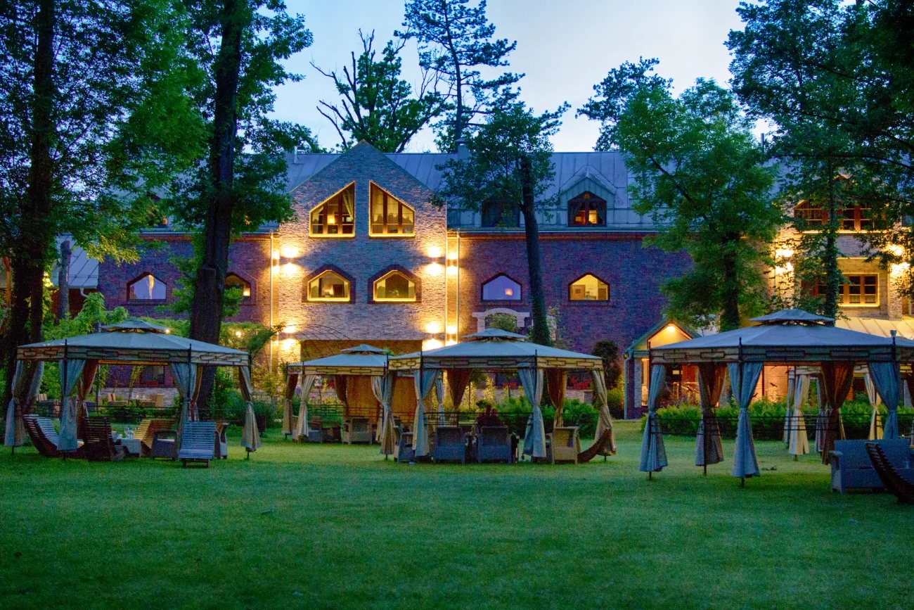 Manor House SPA-Pałac Odrowążów w Chlewiskach to mazowiecki kompleks hotelowy nazywany Polskim Centrum Biowitalności, głównie za sprawą działającego tu Biowitalnego SPA, w których można poddać się zabiegom pielęgnacyjnym, relaksacyjnym i energetycznym.