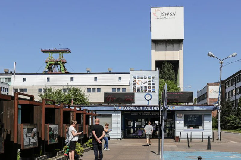 Pod ziemią pozostaje jeszcze trzech górników z kopalni Zofiówka