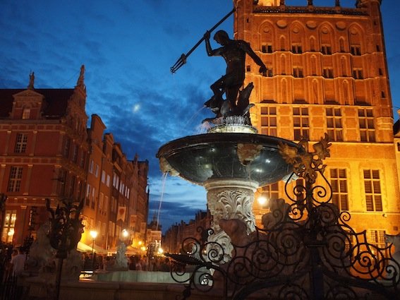 Gdański Neptun księżycową nocą.