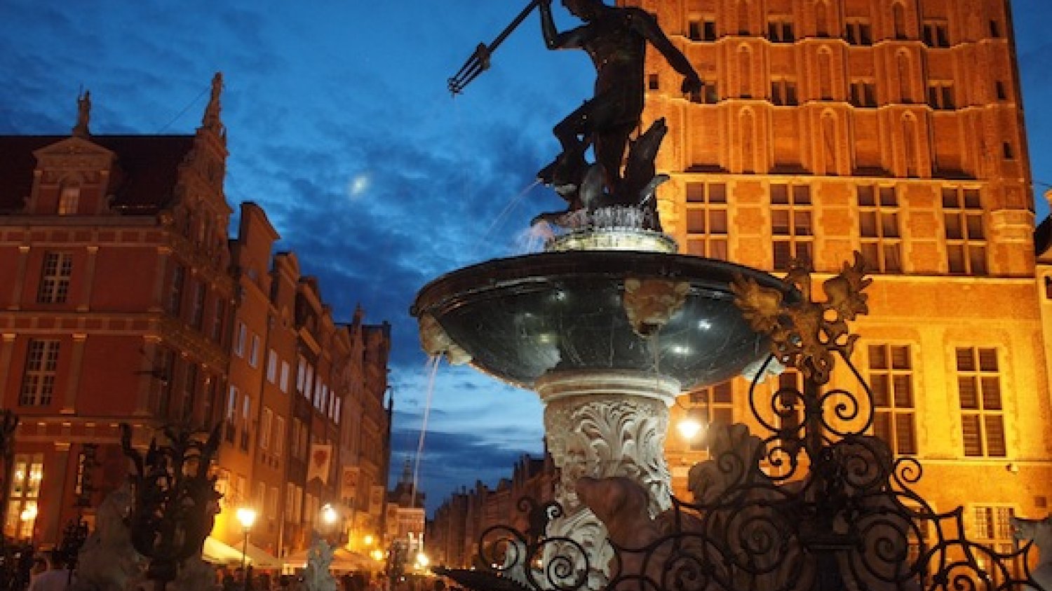 Gdański Neptun księżycową nocą.