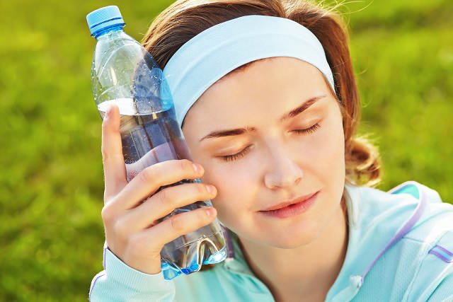Podczas treningu warto pić wodę. Najlepiej niegazowaną.