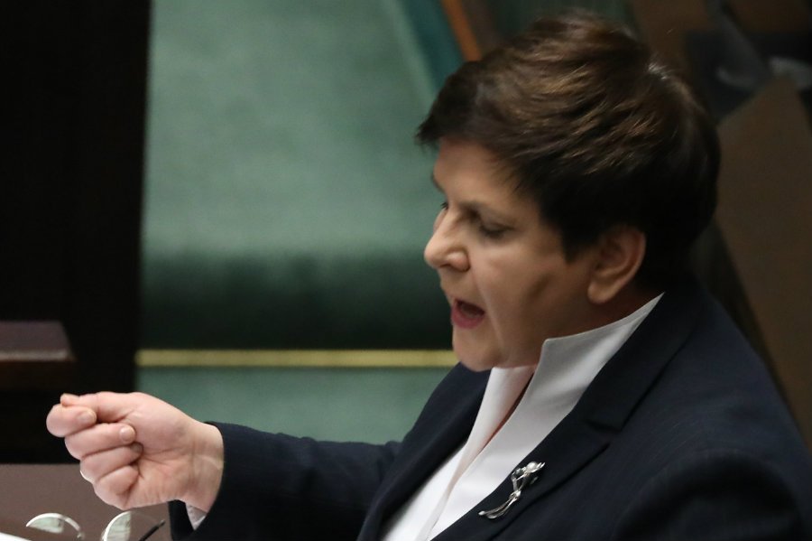 Beata Szydło deklarowała pokorę władzy w expose. Dziś niczym lwica broni przyznanych nagród, nie zważając na powszechne oburzenie Polaków.