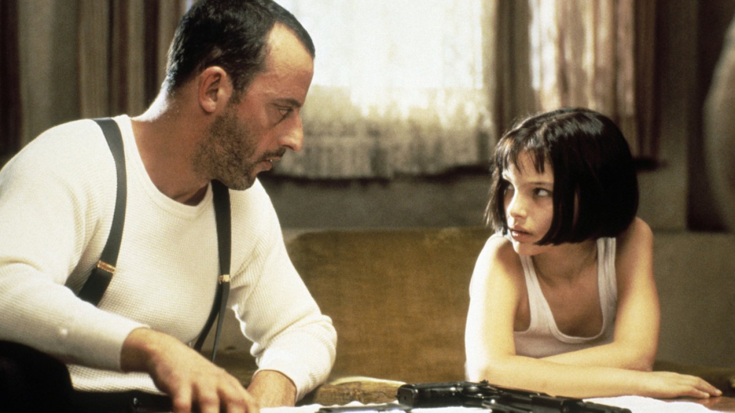 Nie tylko "Leon zawodowiec" i "Grease". Oto 10 filmów, które źle się zestarzały. [LISTA]