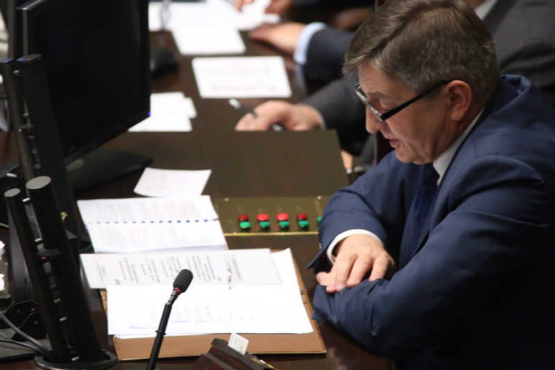 Marek Kuchciński zamontował w Sejmie zasłony.