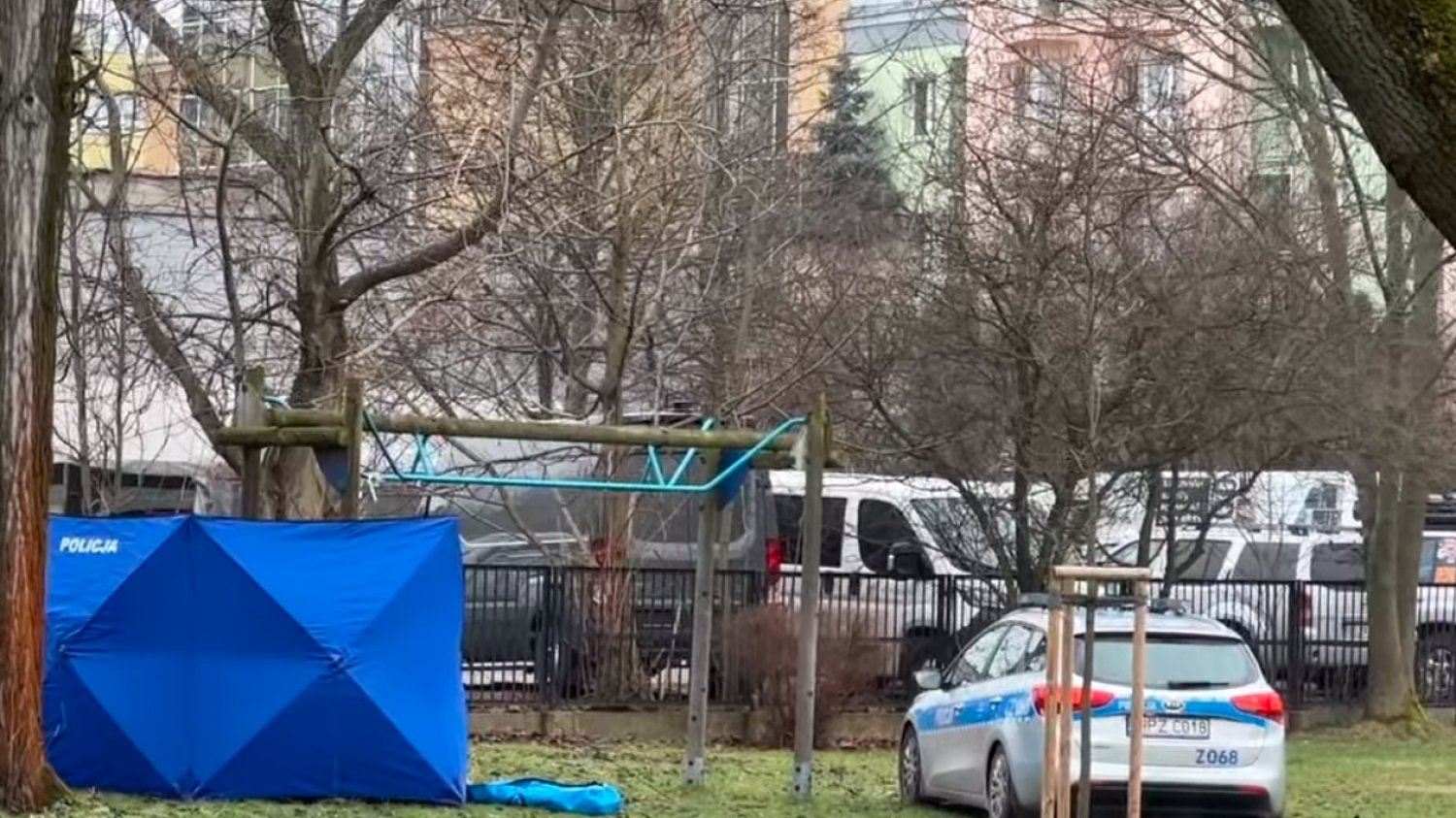 Na terenie jednej z warszawskich szkół dokonano makabrycznego odkrycia.