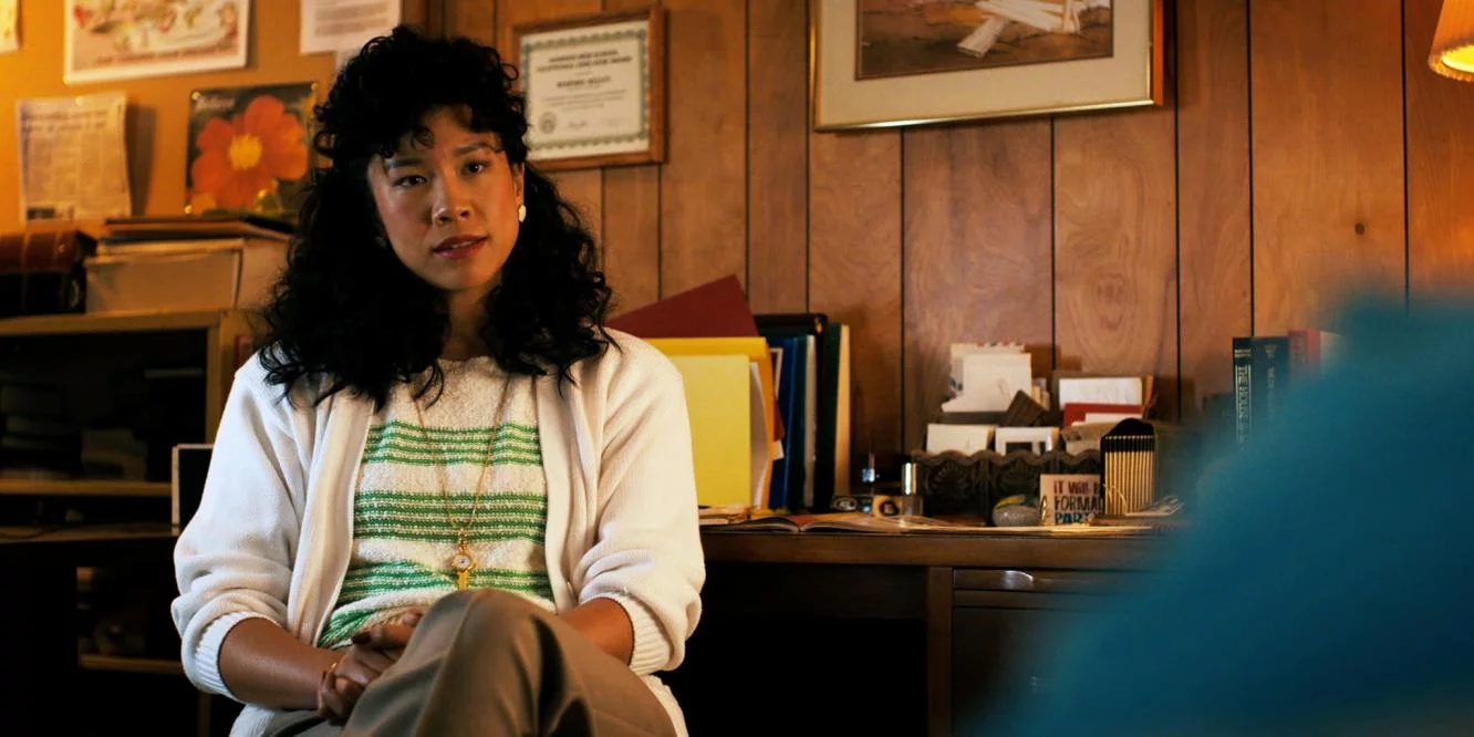 Regina Ting Chen jako Ms. Kelly w "Stranger Things 4".