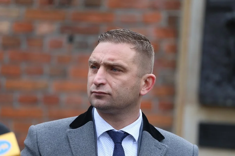 Robert Bąkiewicz straszy "dechrystianizacją Polski".
