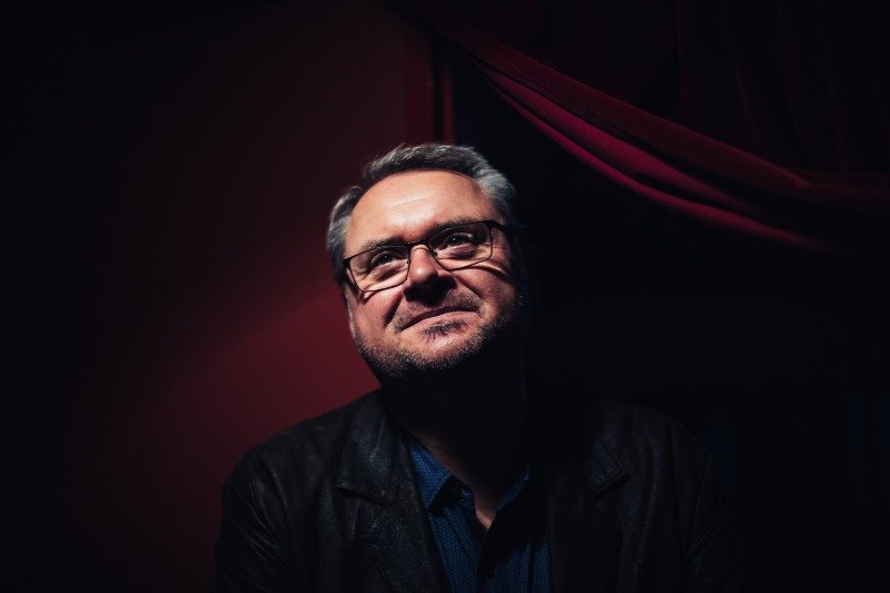 Wojciech Gratkowski związany jest z warszawskim Teatrem Ateneum od 1991 roku