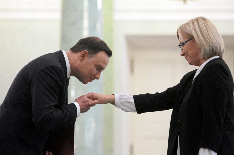 Sędzia Przyłębska została niedawno zaprzysiężona przez prezydenta Andrzeja Dudę na prezesa TK. W przeciwieństwie do innych sędziów Trybunału nie może się pochwalić bogatym dorobkiem naukowym. Jest magistrem prawa