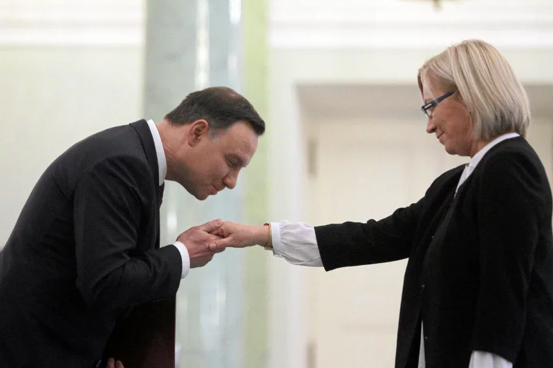 Sędzia Przyłębska została niedawno zaprzysiężona przez prezydenta Andrzeja Dudę na prezesa TK. W przeciwieństwie do innych sędziów Trybunału nie może się pochwalić bogatym dorobkiem naukowym. Jest magistrem prawa
