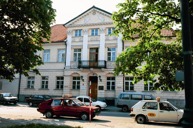 Imponujący budynek biblioteki przy placu Narutowicza w Płocku