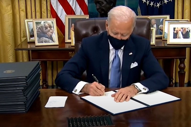 Joe Biden podpisał pierwsze akty wykonawcze.