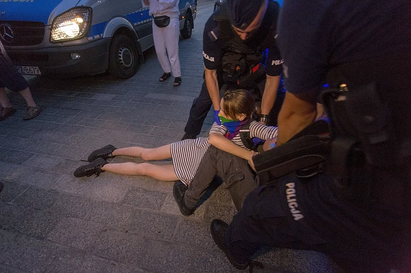 Zamieszki po aferze LGBT. Policjanci wkładali kobietom ręce do majtek. Posłanka Wanda Nowicka zdradza szczegóły bulwersującej "kontroli osobistej".