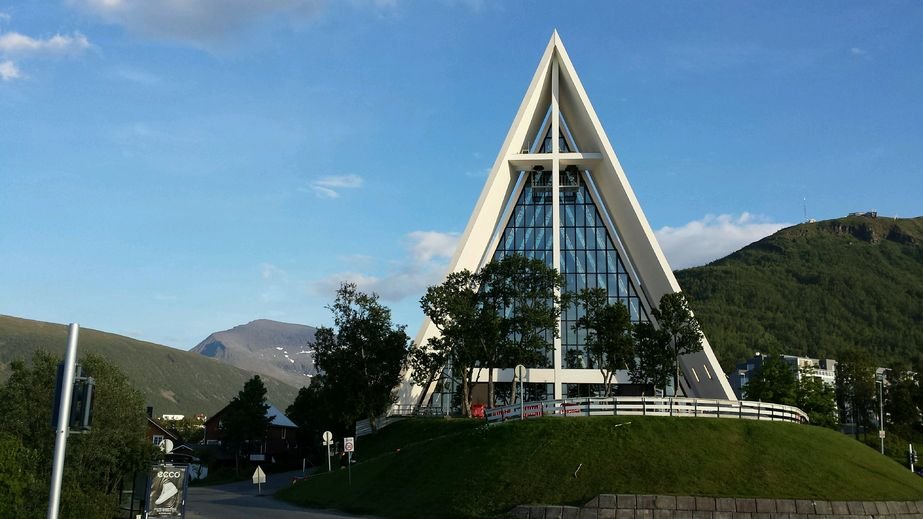 W Norwegii rośnie liczba katolików. Na zdjęciu arktyczna Katedra w Tromsø.