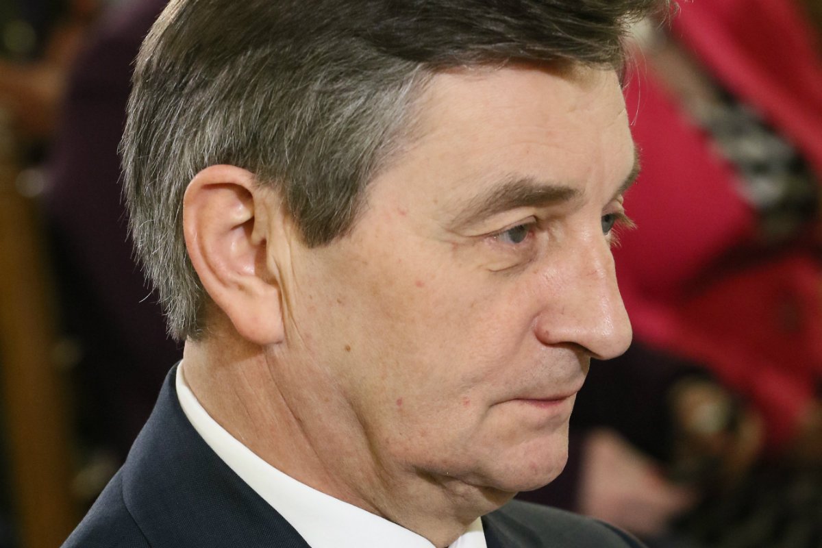 Marek Kuchciński mieszka w służbowym mieszkaniu z synem i całą rodziną? Zasugerował to polityk PSL Marek Sawicki w rozmowie z TOK FM.