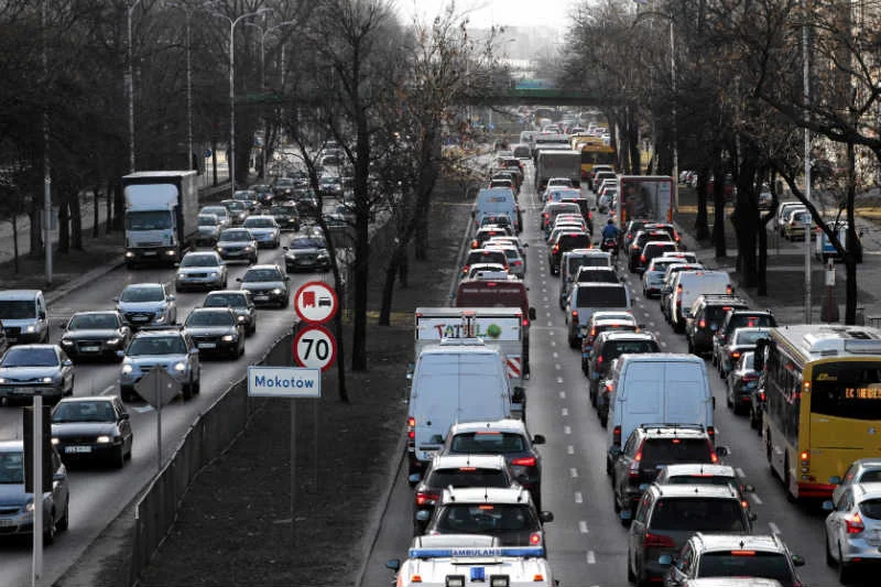 Ograniczenie ruchu w centrach miast jest potrzebne, choć kontrowersyjne.