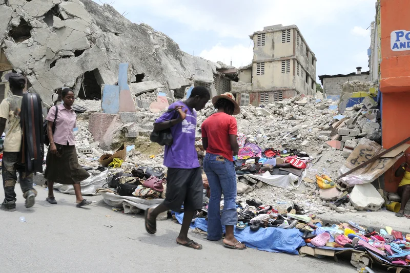 Wielu mieszkańców Haiti po dramatycznym trzęsieniu ziemi z sierpnia 2010 r. nadal czeka na nowe domy.