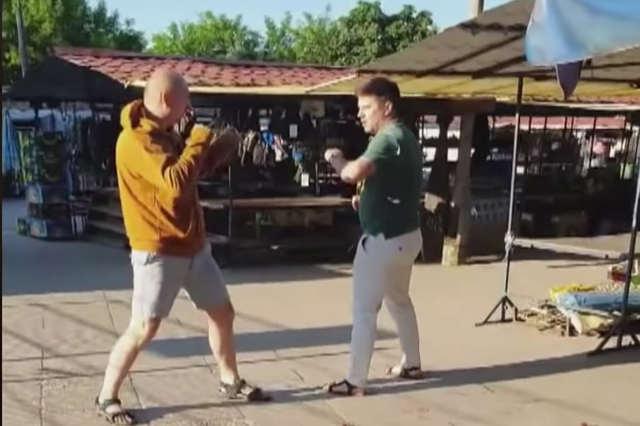 Na targowisku w Toruniu doszło do bitwy o truskawki. Uczestnikiem miał być były radny PiS. Na targowisku w Toruniu doszło do bitwy o truskawki. Uczestnikiem miał być były radny PiS.