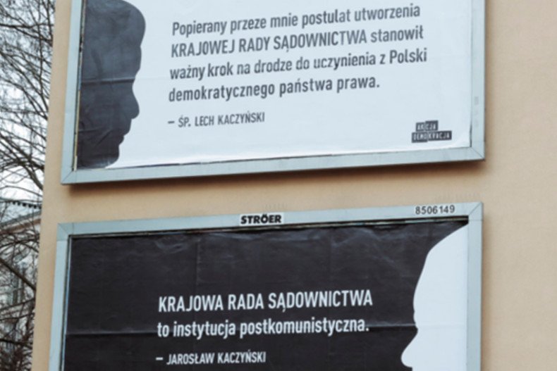 Billboardy wiszą w drodze między resortem sprawiedliwości a kancelarią premiera.