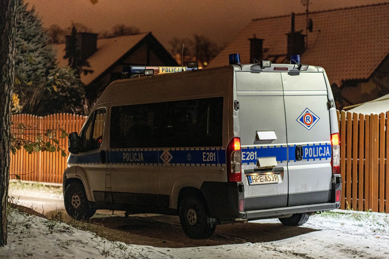 Zakrwawione ciało leżało przy drodze w Tuszynie. (Zdjęcie poglądowe)