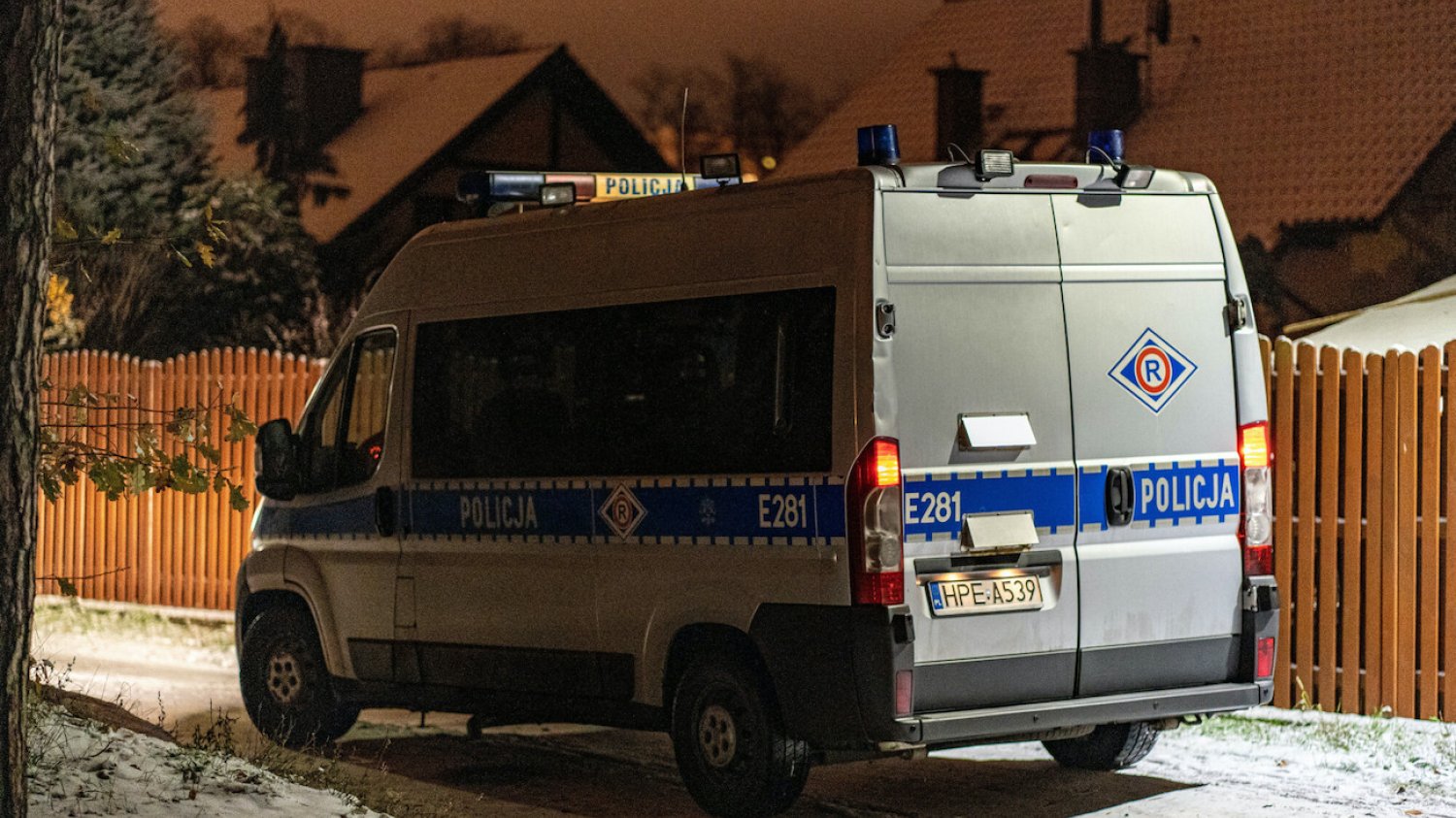 Zakrwawione ciało leżało przy drodze w Tuszynie. (Zdjęcie poglądowe)