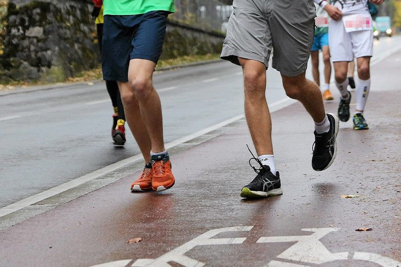 Okazuje się, że nie wszyscy na starcie biegu, są oficjalnymi uczestnikami. Zdjęcie poglądowe.