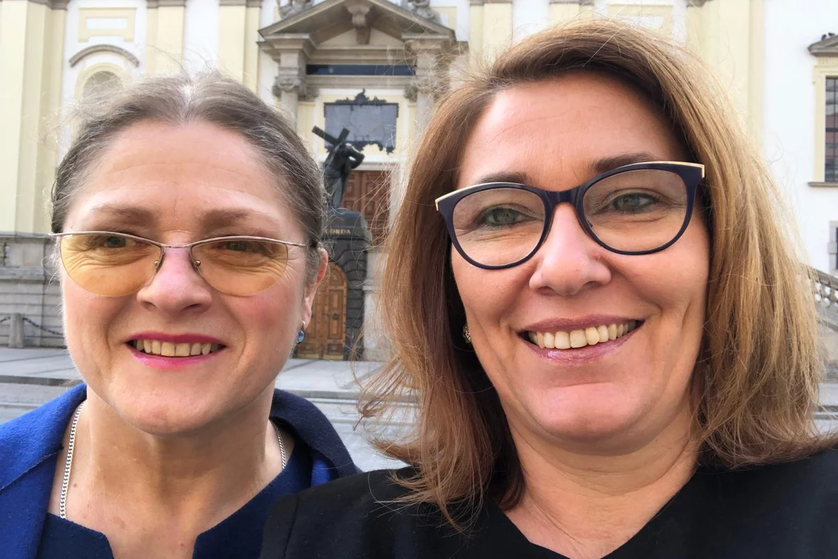 Krystyna Pawłowicz i Beata Mazurek złożyły życzenia na Wielkanoc. Przy okazji poseł PiS wbiła szpilę opozycji.