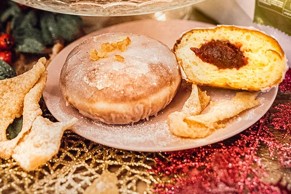 Przygotowywane w Smakach Warszawy pączki bazują na tradycyjnych recepturach opierających się wyłącznie na naturalnych składnikach