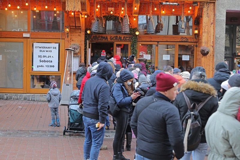 Polacy czekają m.in. na otwarcie restauracji. Niektóre działają już mimo obostrzeń.