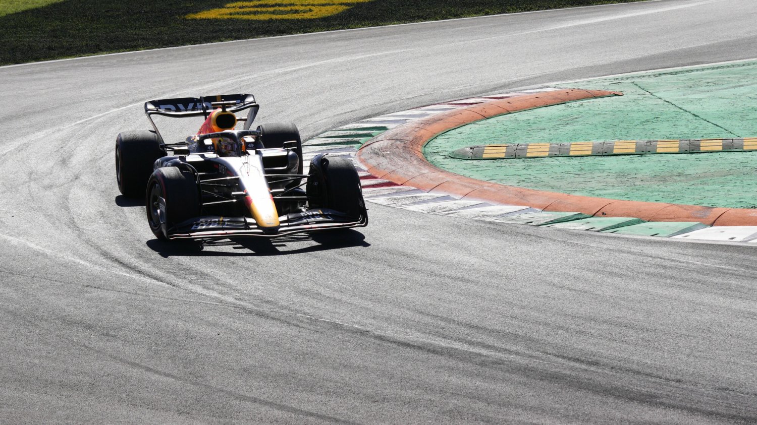 Max Verstappen pewnie wygrał zmagania na Monzie, mistrzostwo świata już czeka na Holendra