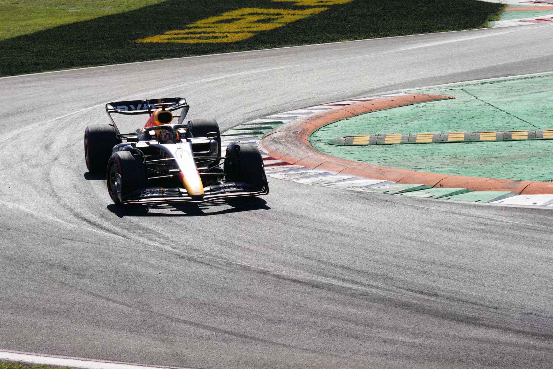 Max Verstappen pewnie wygrał zmagania na Monzie, mistrzostwo świata już czeka na Holendra