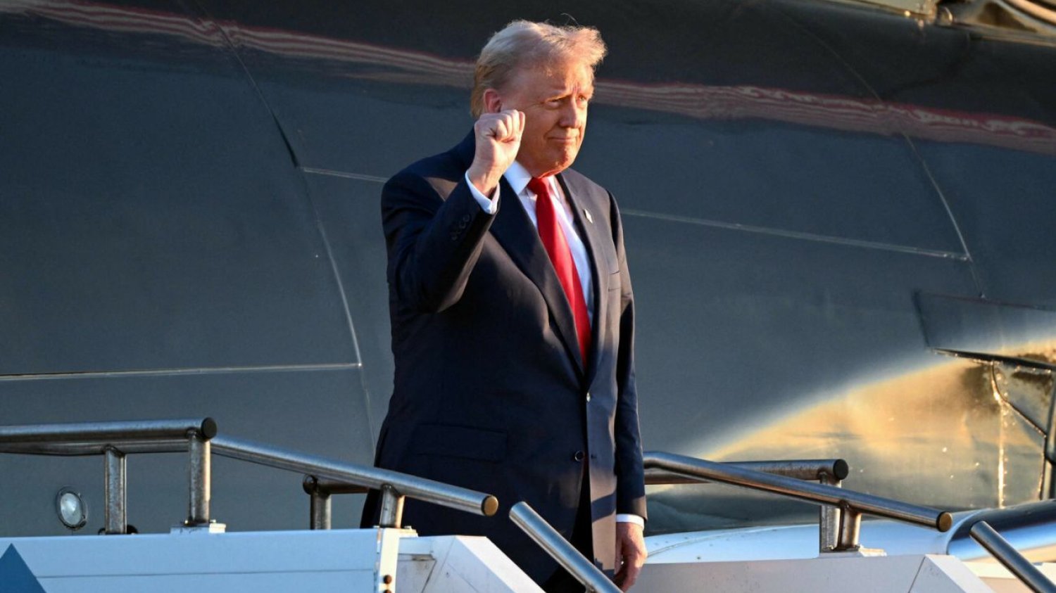 Trump przyleci do Paryża na otwarcie Notre Dame. Trump w Europie. Pojawi się w Paryżu.